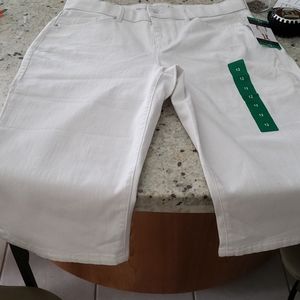 Gloria Vanderbilt White Capris